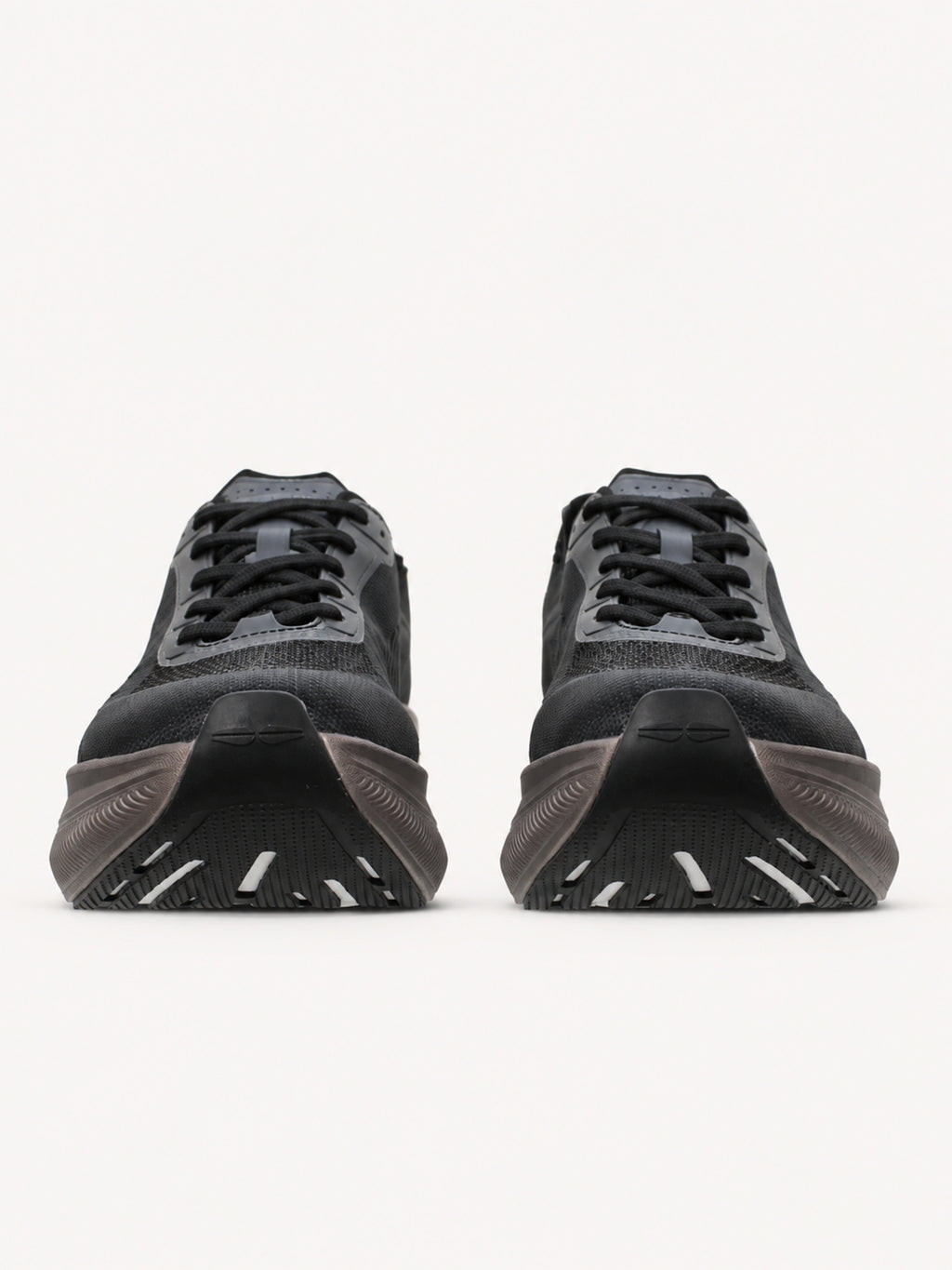 Fessura Race 01 Black with light contrasting sole — front view