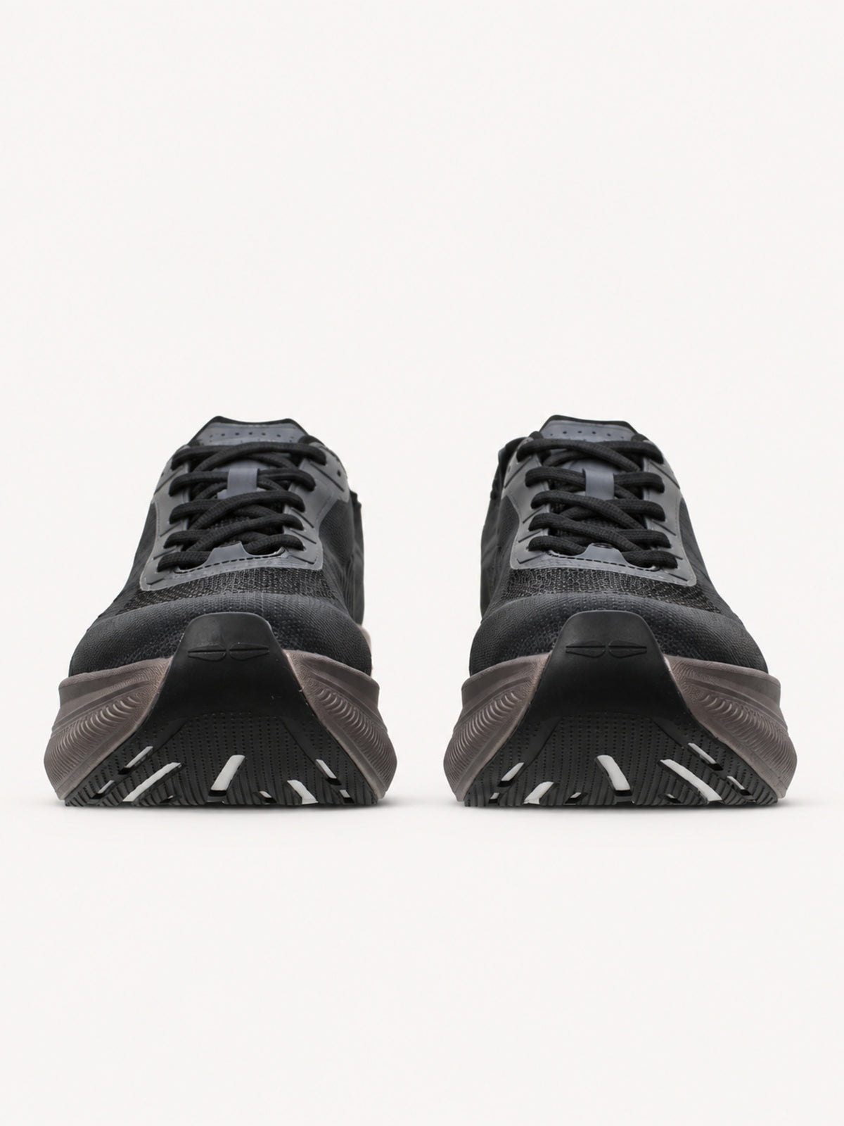 Fessura Race 01 Black with light contrasting sole — front view